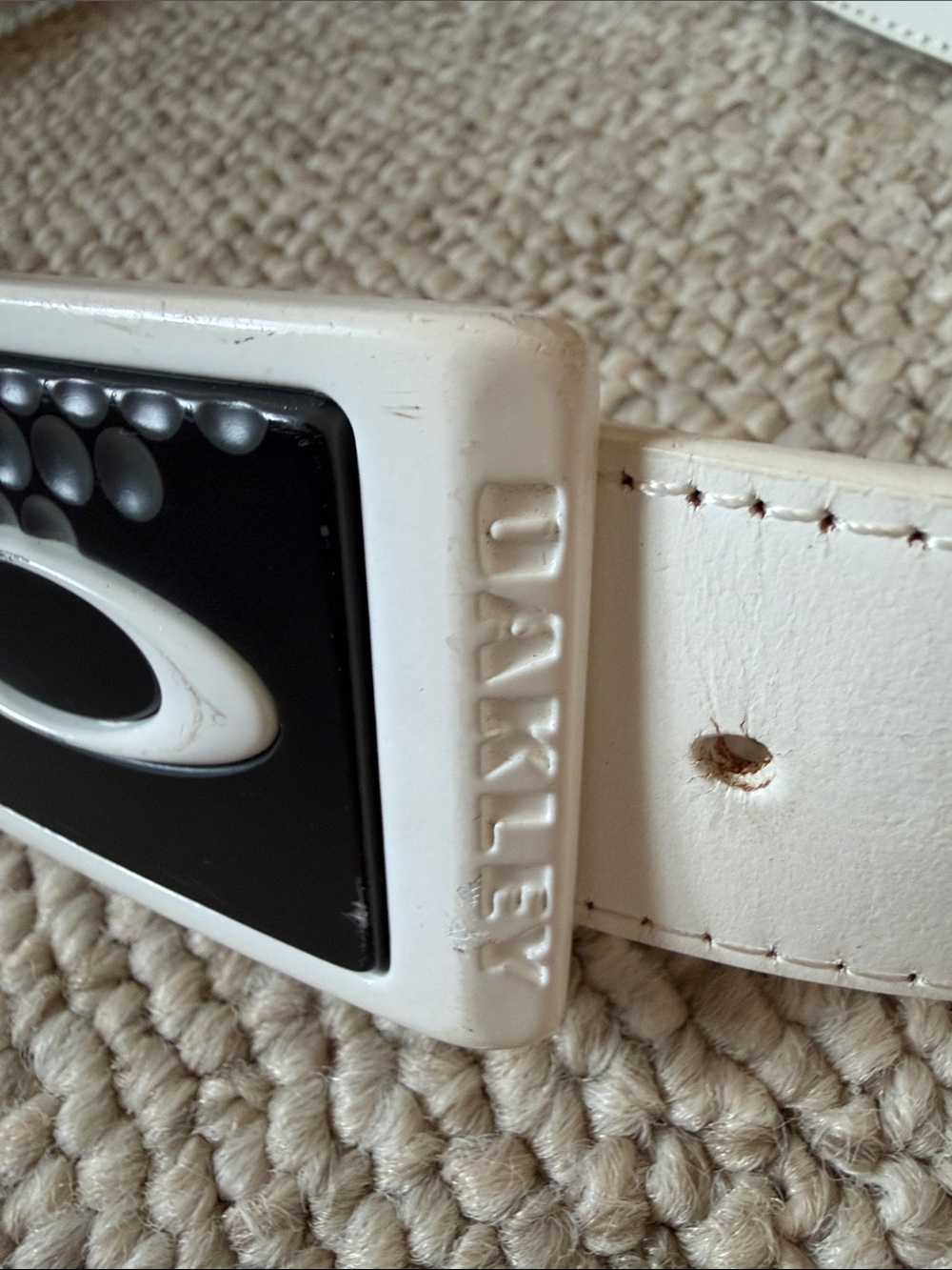 Oakley White Leather Belt with Black Logo Buckle - Picture 2 of 2